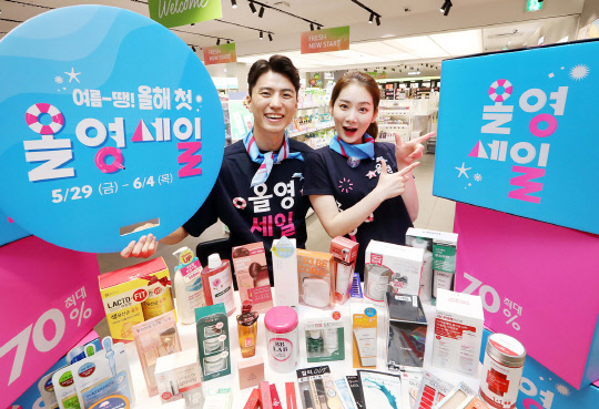 올리브영의 올해 첫 올영세일을 맞아 직원들이 유니폼을 입고 다양한 특가 상품을 소개하고 있다. [CJ올리브영 제공]